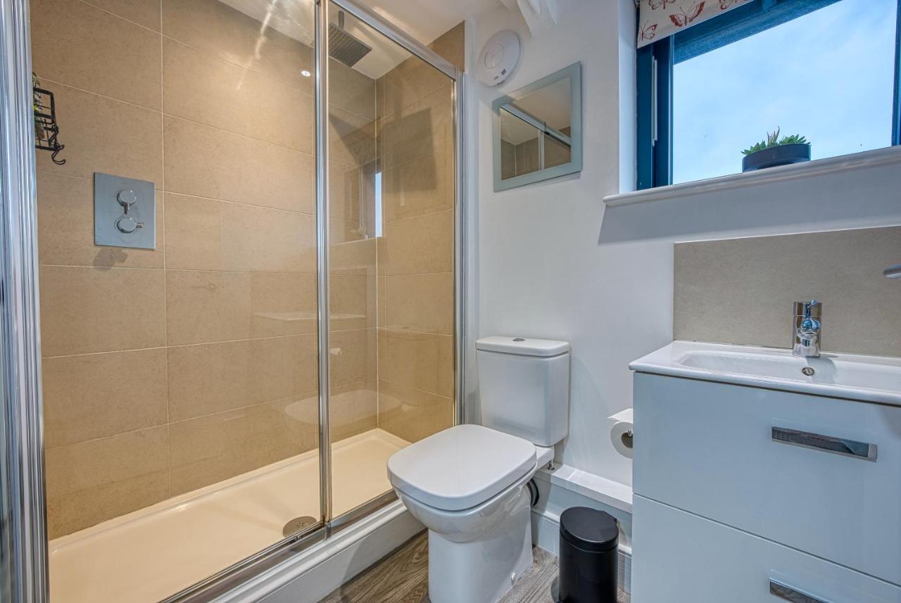 Ashcroft Loft By Timeless Stays - Stunning 3 Bedroom, 2 Bathrooms, Charming Central Apartment Featuring A Balcony Cirencester Kültér fotó